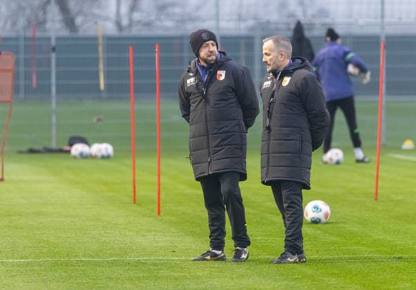 Manuel Baum (Trainer FC Augsburg) im Gespräch mit Alexander Frankenberger (Cheftrainer NLZ FC Augsburg); FC Augsburg, Erstes Training unter Manuel Baum,