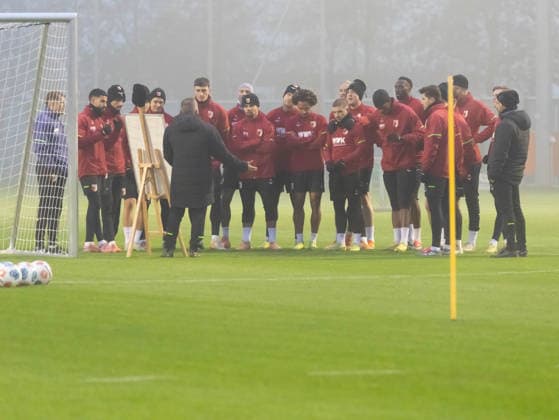 Manuel Baum (Trainer FC Augsburg) instruiert die Manschaft an der Taktik-Tafel; FC Augsburg, Erstes Training unter Manuel Baum,