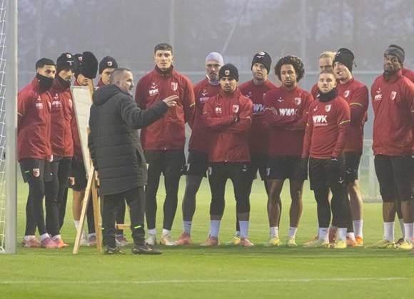 Manuel Baum (Trainer FC Augsburg) instruiert die Manschaft an der Taktik-Tafel; FC Augsburg, Erstes Training unter Manuel Baum,