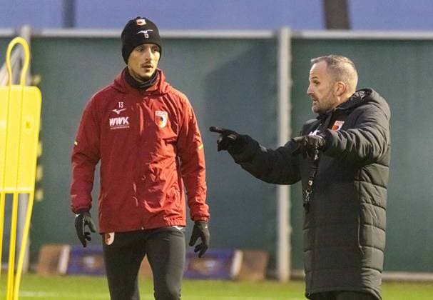 Manuel Baum (Trainer FC Augsburg) im Gespräch mit Dimitrios Giannoulis (FC Augsburg 13); FC Augsburg, Erstes Training unter Manuel Baum,