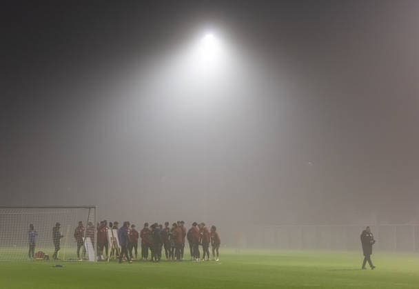 Flutlicht und Nebelstimmung beim ersten Training unter Manuel Baum; FC Augsburg, Erstes Training unter Manuel Baum,