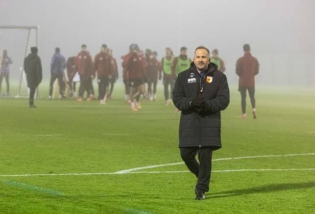 Manuel Baum (Trainer FC Augsburg) gut gelaunt vor der Mannschaft; FC Augsburg, Erstes Training unter Manuel Baum,