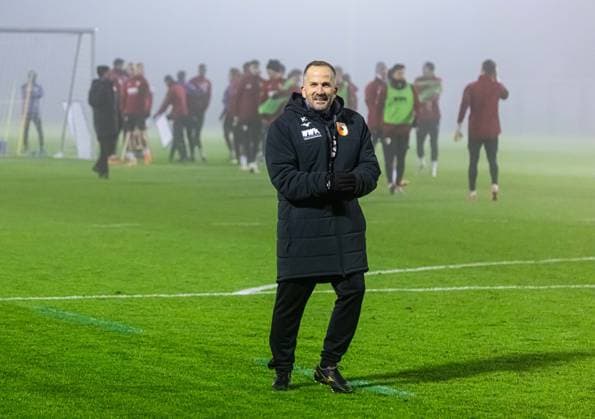 Manuel Baum (Trainer FC Augsburg) gut gelaunt vor der Mannschaft; FC Augsburg, Erstes Training unter Manuel Baum,
