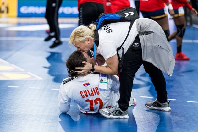 DORTMUND, GERMANY - DECEMBER 2: Dragana Cvijic (Serbia, 72) being kissed on the forehead by staff after winning the 27th IHF Women’s World Handball Championship match between Spain vs. Serbia at Westfalenhalle on matchday 1 of the main round of the 27th IHF Women’s World Handball Championship on December 2, 2025 in Dortmund, Germany. North Rhine Westphalia Germany Copyright: xBEAUTIFULxSPORTS Wunderlx