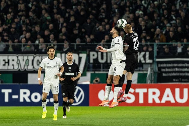 DFB-Pokal: Borussia Mönchengladbach - FC St. Pauli; 02.12.2025 Louis Oppie (FC St. Pauli, 23). Franck Honorat (Borussia Mönchengladbach, 9) DFB-Pokal: Borussia Mönchengladbach - FC St. Pauli; Borussia-Park, Mönchengladbach; 02.12.2025 DFB regulations prohibit any use of photographs as image sequences and or quasi video. Copyright: xBEAUTIFULxSPORTS Buriakovx