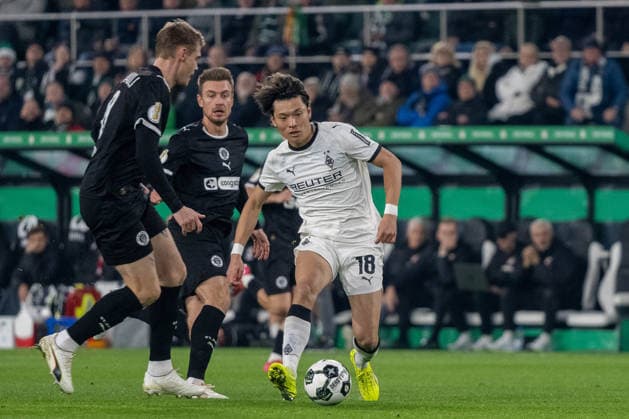 02.12.2025, Fussball: DFB Pokal, Saison 2025 2026, Achtelfinale, Borussia Moenchengladbach vs. FC St. Pauli im Borussia Park in Moenchengladbach. Zweikampf zwischen Eric Smith (FC St. Pauli, 08) und Shuto Machino (Borussia Moenchengladbach, 18). Wichtiger Hinweis: Gemaess den Vorgaben der DFL Deutsche Fussball Liga bzw. des DFB Deutscher Fussball-Bund ist es untersagt, in dem Stadion und oder vom Spiel angefertigte Fotoaufnahmen in Form von Sequenzbildern und oder videoaehnlichen Fotostrecken zu verwerten bzw. verwerten zu lassen. Foto: Kirchner-Media Thomas Haesler Copyright: xKirchner-Media ThomasxHaeslerx
