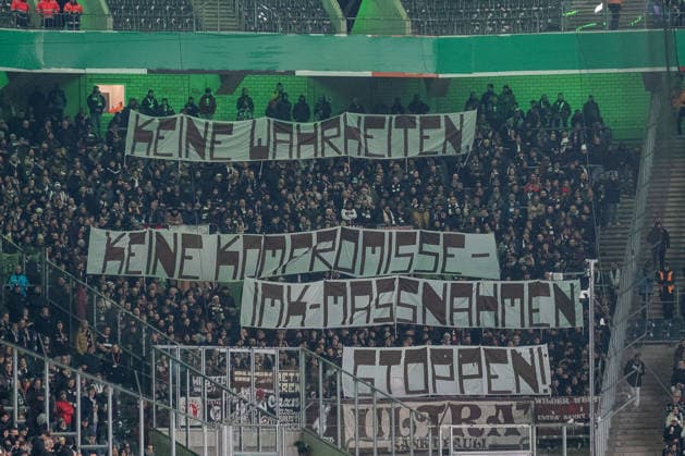 02.12.2025, Fussball: DFB Pokal, Saison 2025 2026, Achtelfinale, Borussia Moenchengladbach vs. FC St. Pauli im Borussia Park in Moenchengladbach. Protest der Pauli Fans. Wichtiger Hinweis: Gemaess den Vorgaben der DFL Deutsche Fussball Liga bzw. des DFB Deutscher Fussball-Bund ist es untersagt, in dem Stadion und oder vom Spiel angefertigte Fotoaufnahmen in Form von Sequenzbildern und oder videoaehnlichen Fotostrecken zu verwerten bzw. verwerten zu lassen. Foto: Kirchner-Media Thomas Haesler Copyright: xKirchner-Media ThomasxHaeslerx