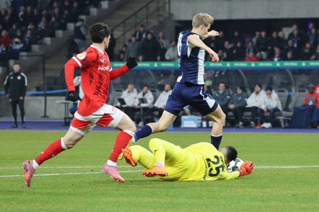 BERLIN, DEUTSCHLAND - DECEMBER 2: Tor, Lukas Schuler (Hertha BSC, 18) trift zum 1:0 ins Tor. Torwart Simon Simoni (Kaiserslautern 25) kann nicht eingreifen, kommt nicht mehr an den Ball, während des DFB Cup DFB Pokal Spiels (round 2) zwischen Hertha BSC - 1. FC Kaiserslautern at Olympiastadion am December 2, 2025 in Berlin, Deutschland. DFL REGULATIONS PROHIBIT ANY USE OF PHOTOGRAPHS AS IMAGE SEQUENCES AND OR QUASI-VIDEO. Berlin Deutschland Copyright: xBEAUTIFULxSPORTS Frankex