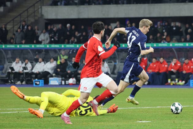 BERLIN, DEUTSCHLAND - DECEMBER 2: Tor, Lukas Schuler (Hertha BSC, 18) trift zum 1:0 ins Tor. Torwart Simon Simoni (Kaiserslautern 25) kann nicht eingreifen, kommt nicht mehr an den Ball, während des DFB Cup DFB Pokal Spiels (round 2) zwischen Hertha BSC - 1. FC Kaiserslautern at Olympiastadion am December 2, 2025 in Berlin, Deutschland. DFL REGULATIONS PROHIBIT ANY USE OF PHOTOGRAPHS AS IMAGE SEQUENCES AND OR QUASI-VIDEO. Berlin Deutschland Copyright: xBEAUTIFULxSPORTS Frankex