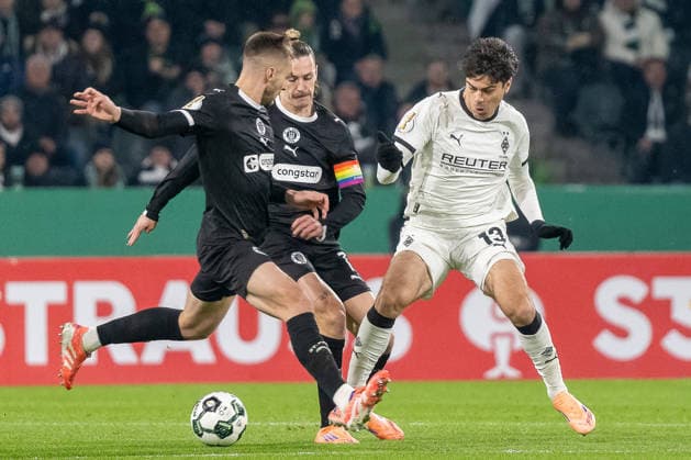 02.12.2025, Fussball: DFB Pokal, Saison 2025 2026, Achtelfinale, Borussia Moenchengladbach vs. FC St. Pauli im Borussia Park in Moenchengladbach. Zweikampf zwischen James Sands (FC St. Pauli, 06), Jackson Irvine (FC St. Pauli, 07) und Giovanni Reyna (Borussia Moenchengladbach, 13). Wichtiger Hinweis: Gemaess den Vorgaben der DFL Deutsche Fussball Liga bzw. des DFB Deutscher Fussball-Bund ist es untersagt, in dem Stadion und oder vom Spiel angefertigte Fotoaufnahmen in Form von Sequenzbildern und oder videoaehnlichen Fotostrecken zu verwerten bzw. verwerten zu lassen. Foto: Kirchner-Media Thomas Haesler Copyright: xKirchner-Media ThomasxHaeslerx