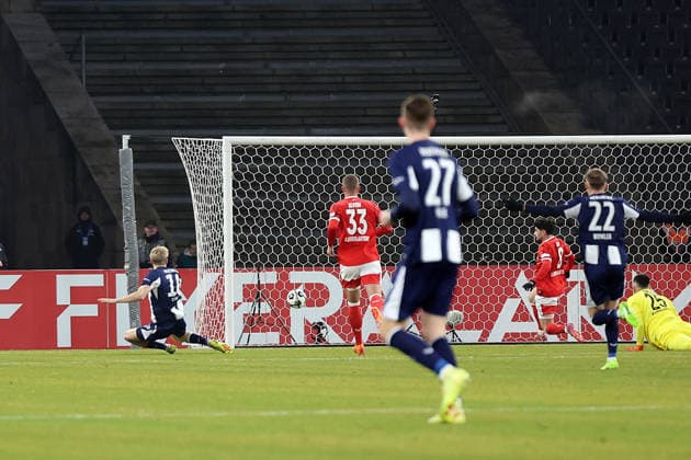 02.12.2025, xrekx, Fussball DFB Pokal 1 8 Finale, Hertha BSC Berlin - 1.FC Kaiserslautern v.l. Torschuss zum 1:0 durch Luca Schuler (Hertha BSC) Simon Simoni (1.FC Kaiserslautern) (DFL DFB REGULATIONS PROHIBIT ANY USE OF PHOTOGRAPHS as IMAGE SEQUENCES and or QUASI-VIDEO) Berlin