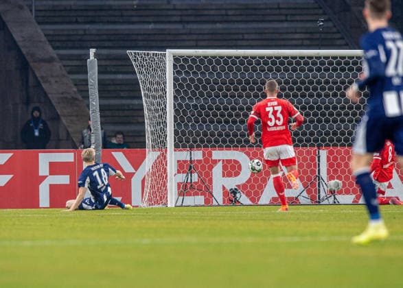 Fußball, Herren, Saison 2025 2026, DFB-Pokal (Achtelfinale), Hertha BSC - 1. FC Kaiserslautern, v. l. Luca Schuler (Hertha BSC) erzielt das Tor zum 1:0 gegen Jan Elvedi (Kaiserslautern), 02.12.2025, Copyright: xSebastianxRäppold MatthiasxKochx