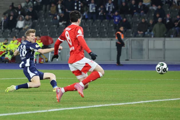 Hertha BSC - 1. FC Kaiserslautern, 02.12.2025 BERLIN, DEUTSCHLAND - DECEMBER 2: Tor, Lukas Schuler (Hertha BSC, 18) trift zum 1:0 ins Tor. Torwart Simon Simoni (Kaiserslautern 25) kann nicht eingreifen, kommt nicht mehr an den Ball, während des DFB Cup DFB Pokal Spiels (round 2) zwischen Hertha BSC - 1. FC Kaiserslautern at Olympiastadion am December 2, 2025 in Berlin, Deutschland. DFL REGULATIONS PROHIBIT ANY USE OF PHOTOGRAPHS AS IMAGE SEQUENCES AND OR QUASI-VIDEO. Copyright: xBEAUTIFULxSPORTS Frankex