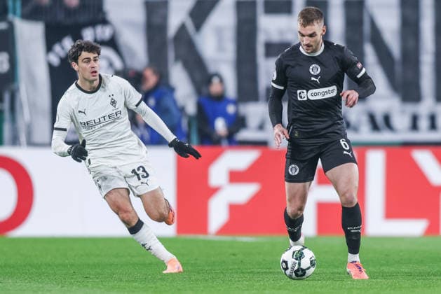 Fußball DFB-Pokal Achtelfinale Borussia Mönchengladbach - FC St. Pauli am 02.12.2025 im Borussia-Park in Mönchengladbach Giovanni Reyna ( Mönchengladbach ), links - James Sands ( St. Pauli ), rechts DFB regulations prohibit any use of photographs as image sequences and or quasi-video.