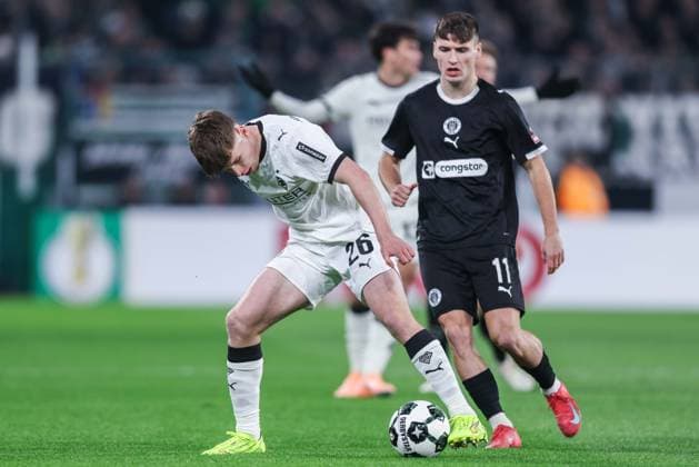 Fußball DFB-Pokal Achtelfinale Borussia Mönchengladbach - FC St. Pauli am 02.12.2025 im Borussia-Park in Mönchengladbach Lukas Ullrich ( Mönchengladbach ), links - Arkadiusz Pyrka ( St. Pauli ), rechts DFB regulations prohibit any use of photographs as image sequences and or quasi-video.