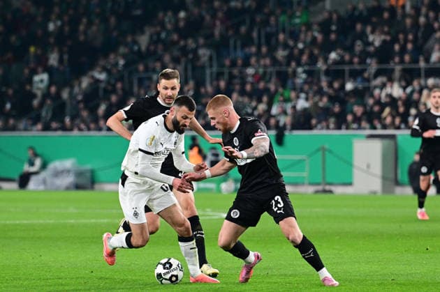 02.12.2025; Moenchengladbach; Fussball, Herren, Saison 2025 2026, DFB-Pokal, Achtelfinale Borussia Moenchengladbach vs. FC St. Pauli Zweikampf zwischen v. li. Franck Honorat (Gladbach), Louis Oppie (St. Pauli) DFL regulations prohibit any use of photographs as image sequences and or quasi-video. Borussia-Park NRW Deutschland