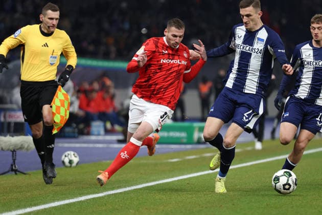 02.12.2025, xrekx, Fussball DFB Pokal 1 8 Finale, Hertha BSC Berlin - 1.FC Kaiserslautern v.l. Luca Sirch (1.FC Kaiserslautern) Niklas Kolbe (Hertha BSC) Zweikampf, Aktion, action, battle for the ball (DFL DFB REGULATIONS PROHIBIT ANY USE OF PHOTOGRAPHS as IMAGE SEQUENCES and or QUASI-VIDEO) Berlin