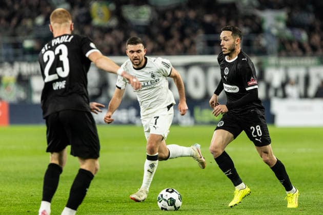 DFB-Pokal: Borussia Mönchengladbach - FC St. Pauli; 02.12.2025 Mathias Pereira Lage (FC St. Pauli, 28), Kevin Stöger (Borussia Mönchengladbach, 7) DFB-Pokal: Borussia Mönchengladbach - FC St. Pauli; Borussia-Park, Mönchengladbach; 02.12.2025 DFB regulations prohibit any use of photographs as image sequences and or quasi video. Copyright: xBEAUTIFULxSPORTS Buriakovx