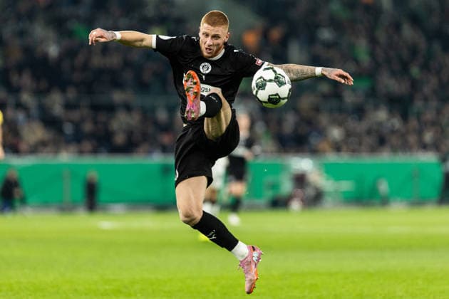 DFB-Pokal: Borussia Mönchengladbach - FC St. Pauli; 02.12.2025 Louis Oppie (FC St. Pauli, 23) DFB-Pokal: Borussia Mönchengladbach - FC St. Pauli; Borussia-Park, Mönchengladbach; 02.12.2025 DFB regulations prohibit any use of photographs as image sequences and or quasi video. Copyright: xBEAUTIFULxSPORTS Buriakovx