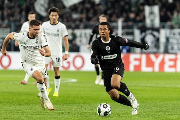 DFB-Pokal: Borussia Mönchengladbach - FC St. Pauli; 02.12.2025 Ricky-Jade Jones (FC St. Pauli, 26), Kevin Stöger (Borussia Mönchengladbach, 7) DFB-Pokal: Borussia Mönchengladbach - FC St. Pauli; Borussia-Park, Mönchengladbach; 02.12.2025 DFB regulations prohibit any use of photographs as image sequences and or quasi video. Copyright: xBEAUTIFULxSPORTS Buriakovx