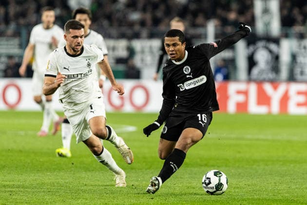 DFB-Pokal: Borussia Mönchengladbach - FC St. Pauli; 02.12.2025 Ricky-Jade Jones (FC St. Pauli, 26), Kevin Stöger (Borussia Mönchengladbach, 7) DFB-Pokal: Borussia Mönchengladbach - FC St. Pauli; Borussia-Park, Mönchengladbach; 02.12.2025 DFB regulations prohibit any use of photographs as image sequences and or quasi video. Copyright: xBEAUTIFULxSPORTS Buriakovx