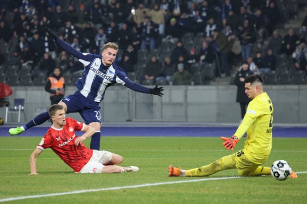 Hertha BSC - 1. FC Kaiserslautern, 02.12.2025 BERLIN, DEUTSCHLAND - DECEMBER 2: Tor, Marten Winkler (Hertha BSC 22) trift zum 2:0 gegen Torwart Simon Simoni (Kaiserslautern 25) ins Tor. während des DFB Cup DFB Pokal Spiels (round 2) zwischen Hertha BSC - 1. FC Kaiserslautern at Olympiastadion am December 2, 2025 in Berlin, Deutschland. DFL REGULATIONS PROHIBIT ANY USE OF PHOTOGRAPHS AS IMAGE SEQUENCES AND OR QUASI-VIDEO. Copyright: xBEAUTIFULxSPORTS Frankex