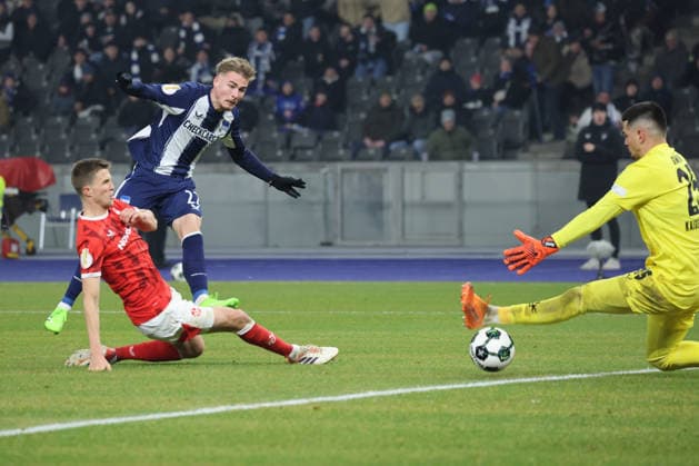 Hertha BSC - 1. FC Kaiserslautern, 02.12.2025 BERLIN, DEUTSCHLAND - DECEMBER 2: Tor, Marten Winkler (Hertha BSC 22) trift zum 2:0 gegen Torwart Simon Simoni (Kaiserslautern 25) ins Tor. während des DFB Cup DFB Pokal Spiels (round 2) zwischen Hertha BSC - 1. FC Kaiserslautern at Olympiastadion am December 2, 2025 in Berlin, Deutschland. DFL REGULATIONS PROHIBIT ANY USE OF PHOTOGRAPHS AS IMAGE SEQUENCES AND OR QUASI-VIDEO. Copyright: xBEAUTIFULxSPORTS Frankex