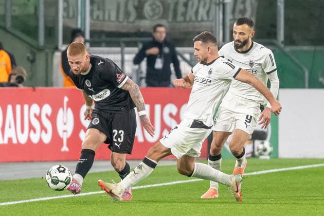 02.12.2025, Fussball: DFB Pokal, Saison 2025 2026, Achtelfinale, Borussia Moenchengladbach vs. FC St. Pauli im Borussia Park in Moenchengladbach. Zweikampf zwischen Louis Oppie (FC St. Pauli, 23) und Kevin Stoeger (Borussia Moenchengladbach, 07). Dahinter Franck Honorat (Borussia Moenchengladbach, 09). Wichtiger Hinweis: Gemaess den Vorgaben der DFL Deutsche Fussball Liga bzw. des DFB Deutscher Fussball-Bund ist es untersagt, in dem Stadion und oder vom Spiel angefertigte Fotoaufnahmen in Form von Sequenzbildern und oder videoaehnlichen Fotostrecken zu verwerten bzw. verwerten zu lassen. Foto: Kirchner-Media Thomas Haesler Copyright: xKirchner-Media ThomasxHaeslerx