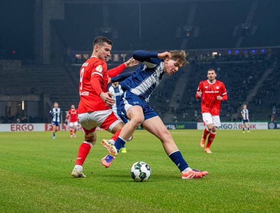Fußball, Herren, Saison 2025 2026, DFB-Pokal (Achtelfinale), Hertha BSC - 1. FC Kaiserslautern, v. l. Ivan Prtajin (Kaiserslautern), Kennet Eichhorn (Hertha BSC), 02.12.2025, Copyright: xSebastianxRäppold MatthiasxKochx