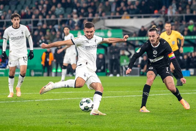 02.12.2025, Fussball: DFB Pokal, Saison 2025 2026, Achtelfinale, Borussia Moenchengladbach vs. FC St. Pauli im Borussia Park in Moenchengladbach. Jackson Irvine (FC St. Pauli, 07) kann den Schuss von Kevin Stoeger (Borussia Moenchengladbach, 07) nicht verhindern. Wichtiger Hinweis: Gemaess den Vorgaben der DFL Deutsche Fussball Liga bzw. des DFB Deutscher Fussball-Bund ist es untersagt, in dem Stadion und oder vom Spiel angefertigte Fotoaufnahmen in Form von Sequenzbildern und oder videoaehnlichen Fotostrecken zu verwerten bzw. verwerten zu lassen. Foto: Kirchner-Media Thomas Haesler Copyright: xKirchner-Media ThomasxHaeslerx