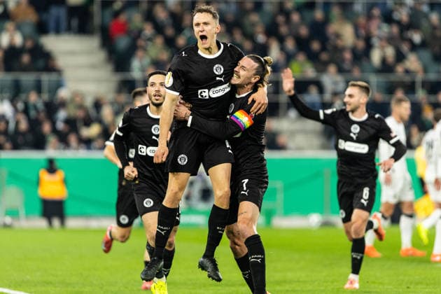 DFB-Pokal: Borussia Mönchengladbach - FC St. Pauli; 02.12.2025 FC St. Pauli bejubelt das Tor, 0:1 durch Martijn Kaars (FC St. Pauli, 19) DFB-Pokal: Borussia Mönchengladbach - FC St. Pauli; Borussia-Park, Mönchengladbach; 02.12.2025 DFB regulations prohibit any use of photographs as image sequences and or quasi video. Copyright: xBEAUTIFULxSPORTS Buriakovx