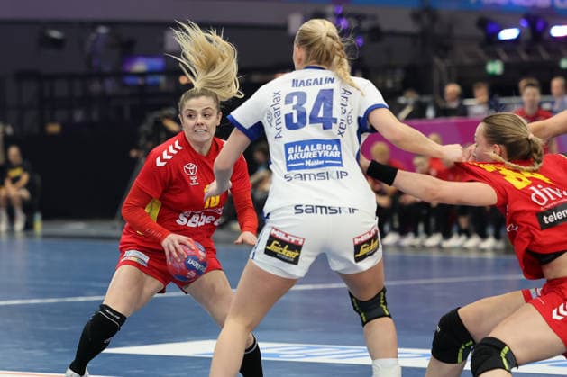 GER, Dortmund, 27th Wommen s World Championship, WM, Weltmeisterschaft 2025, Hauptrunde Main Round, Gruppe II 1. Runde: Island Iceland (ISL) vs. Montenegro (MNE) 02.12.2025, Westfalenhalle, Dortmund, GER, Dortmund, 27th Wommen s World Championship 2025, Hauptrunde Main Round, Gruppe II 1. Runde: Island Iceland (ISL) vs. Montenegro (MNE), im Bild: Matea PLETIKOSIÄÜ (MNE 10), im Zweikampf gegen Alfa Bra Oddsdottir Hagalin (ISL 34),