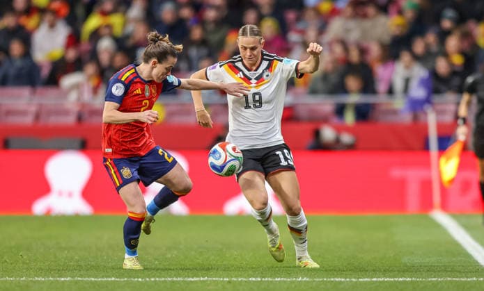 ESP, Madrid, Spanien vs Deutschland, Länderspiel, Fussball, UEFA, Spielzeit 2025 2026, Womens Nations League, Riyadh Air Metropolitano, Finale im Bild v.l.: Ona Batlle (Spanien 2), Klara Bühl (Deutschland 19) DFB DFL REGULATIONS PROHIBIT ANY USE OF PHOTOGRAPHS AS IMAGE SEQUENCES AND OR QUASI-VIDEO, 02.12.2025 Copyright: HMBxMedia HendrikxHamelau