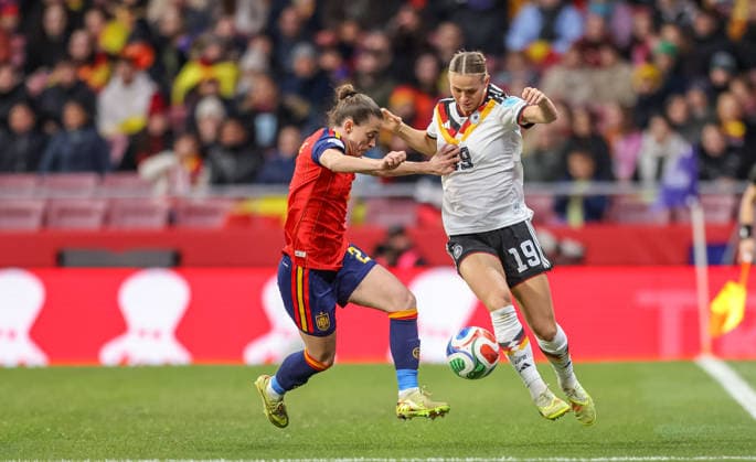 ESP, Madrid, Spanien vs Deutschland, Länderspiel, Fussball, UEFA, Spielzeit 2025 2026, Womens Nations League, Riyadh Air Metropolitano, Finale im Bild v.l.: Ona Batlle (Spanien 2), Klara Bühl (Deutschland 19) DFB DFL REGULATIONS PROHIBIT ANY USE OF PHOTOGRAPHS AS IMAGE SEQUENCES AND OR QUASI-VIDEO, 02.12.2025 Copyright: HMBxMedia HendrikxHamelau