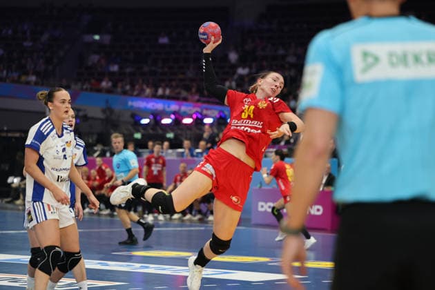 GER, Dortmund, 27th Wommen s World Championship, WM, Weltmeisterschaft 2025, Hauptrunde Main Round, Gruppe II 1. Runde: Island Iceland (ISL) vs. Montenegro (MNE) 02.12.2025, Westfalenhalle, Dortmund, GER, Dortmund, 27th Wommen s World Championship 2025, Hauptrunde Main Round, Gruppe II 1. Runde: Island Iceland (ISL) vs. Montenegro (MNE), im Bild: Tatjana BRNOVIÄÜ (MNE 34), frei vor dem Tor