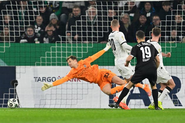 Moenchengladbach, Borussia Park, 02.12.25, GER, Herren, DFB-Pokal, Achtelfinale, Saison 2025-2026, Borussia Moenchengladbach - FC St. Pauli Bild: Martijn KAARS (St.Pauli) macht das Tor zum 0:1 DFB regulations prohibit any use of photographs as image sequences and or quasi-video. Nordrhein-Westfalen Deutschland