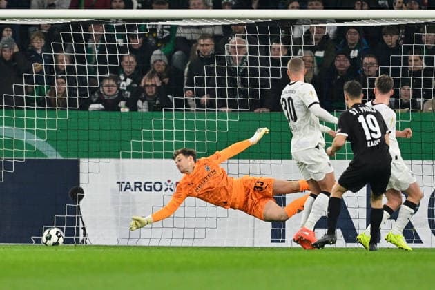 Moenchengladbach, Borussia Park, 02.12.25, GER, Herren, DFB-Pokal, Achtelfinale, Saison 2025-2026, Borussia Moenchengladbach - FC St. Pauli Bild: Martijn KAARS (St.Pauli) macht das Tor zum 0:1 DFB regulations prohibit any use of photographs as image sequences and or quasi-video. Nordrhein-Westfalen Deutschland