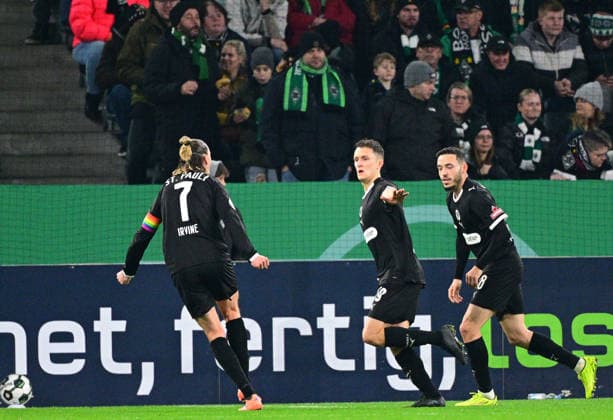 02.12.2025; Moenchengladbach; Fussball, Herren, Saison 2025 2026, DFB-Pokal, Achtelfinale Borussia Moenchengladbach vs. FC St. Pauli Torjubel St. Pauli nach dem Tor zum 0-1; in der Mitte Torschuetze Martijn Kaars (St. Pauli) DFL regulations prohibit any use of photographs as image sequences and or quasi-video. Borussia-Park NRW Deutschland
