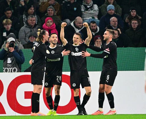 02.12.2025; Moenchengladbach; Fussball, Herren, Saison 2025 2026, DFB-Pokal, Achtelfinale Borussia Moenchengladbach vs. FC St. Pauli Torjubel St. Pauli nach dem Tor zum 0-1; 2. v. re. Torschuetze Martijn Kaars (St. Pauli) DFL regulations prohibit any use of photographs as image sequences and or quasi-video. Borussia-Park NRW Deutschland