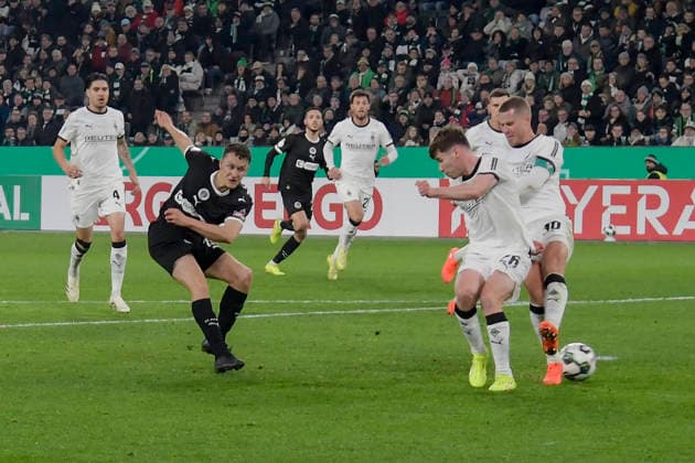 Martijn Kaars (Pauli 19) erzielt das Tor zum 0:1 02.12.2025 Fussball Borussia Moenchengladbach vs FC St. Pauli, Borussia-Park, Moenchengladbach, DFB DFL REGULATIONS PROHIBIT ANY USE OF PHOTOGRAPHS AS IMAGE SEQUENCES AND OR QUASI-VIDEO