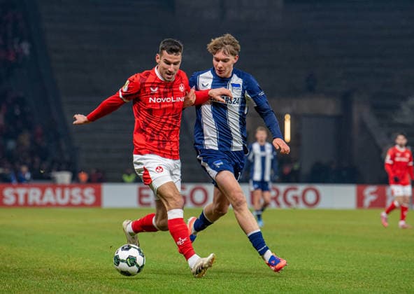 Fußball, Herren, Saison 2025 2026, DFB-Pokal (Achtelfinale), Hertha BSC - 1. FC Kaiserslautern, v. l. Ivan Prtajin (Kaiserslautern), Kennet Eichhorn (Hertha BSC), 02.12.2025, Copyright: xSebastianxRäppold MatthiasxKochx