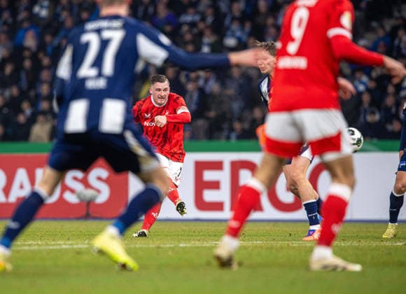Fußball, Herren, Saison 2025 2026, DFB-Pokal (Achtelfinale), Hertha BSC - 1. FC Kaiserslautern, v. l. Marlon Ritter (Kaiserslautern) erzielt das Tor zum 3:1, 02.12.2025, Copyright: xSebastianxRäppold MatthiasxKochx