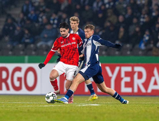 Fußball, Herren, Saison 2025 2026, DFB-Pokal (Achtelfinale), Hertha BSC - 1. FC Kaiserslautern, v. l. Semih Sahin (Kaiserslautern), Michael Cuisance (Hertha BSC), 02.12.2025, Copyright: xSebastianxRäppold MatthiasxKochx