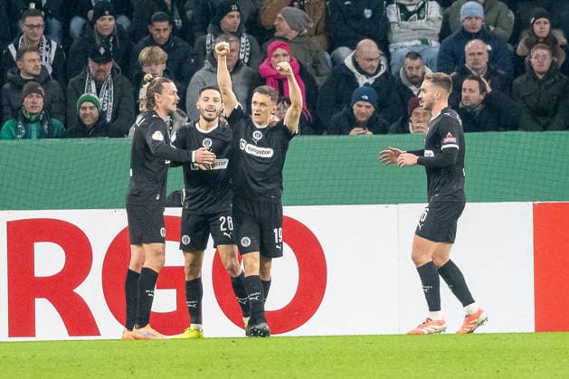 02.12.2025, Fussball: DFB Pokal, Saison 2025 2026, Achtelfinale, Borussia Moenchengladbach vs. FC St. Pauli im Borussia Park in Moenchengladbach. Jackson Irvine (FC St. Pauli, 07), Mathias Pereira Lage (FC St. Pauli, 28), Martijn Kaars (FC St. Pauli, 19) und James Sands (FC St. Pauli, 06) bejubeln das Tor zum 1:0. Wichtiger Hinweis: Gemaess den Vorgaben der DFL Deutsche Fussball Liga bzw. des DFB Deutscher Fussball-Bund ist es untersagt, in dem Stadion und oder vom Spiel angefertigte Fotoaufnahmen in Form von Sequenzbildern und oder videoaehnlichen Fotostrecken zu verwerten bzw. verwerten zu lassen. Foto: Kirchner-Media Thomas Haesler Copyright: xKirchner-Media ThomasxHaeslerx