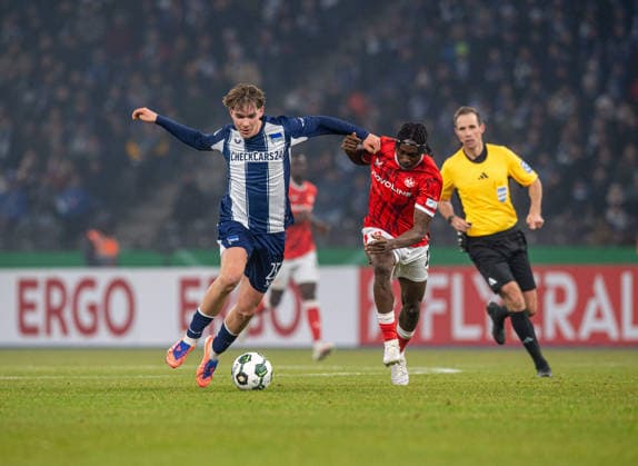 Fußball, Herren, Saison 2025 2026, DFB-Pokal (Achtelfinale), Hertha BSC - 1. FC Kaiserslautern, v. l. Kennet Eichhorn (Hertha BSC), Dickson Abiama (Kaiserslautern), 02.12.2025, *** Soccer, Men, Season 2025 2026, DFB Cup Round of 16 , Hertha BSC 1 FC Kaiserslautern, f l Kennet Eichhorn Hertha BSC , Dickson Abiama Kaiserslautern , 02 12 2025, Copyright: xSebastianxRäppold MatthiasxKochx