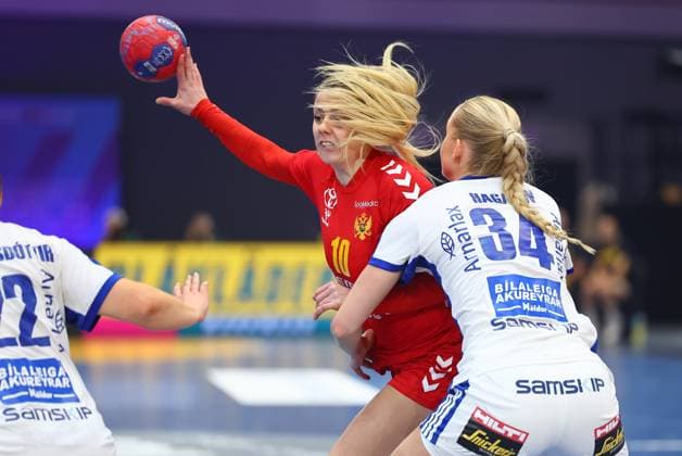 Matea Pletikosic (Montenegro) im Zweikampf mit Alfa Bra Oddsdottir Hagalin (Island) Island vs Montenegro, Handball, Frauen-Weltmeisterschaft, 02.12.2025 Island vs Montenegro, Handball, Frauen-Weltmeisterschaft, 02.12.2025 Dortmund Copyright: xEibner-Pressefotox EP_RWS
