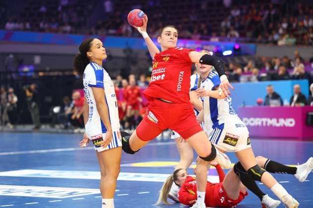 Torwurf von Ivana Godec (Montenegro) Island vs Montenegro, Handball, Frauen-Weltmeisterschaft, 02.12.2025 Island vs Montenegro, Handball, Frauen-Weltmeisterschaft, 02.12.2025 Dortmund Copyright: xEibner-Pressefotox EP_RWS