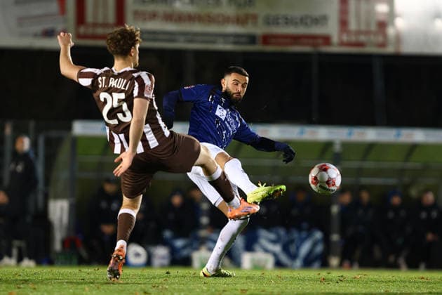 25 Calvin Rahr (FC St. Pauli U23), 9 Drilon Demaj (VfB Oldenburg) Fußball I Herren I Regionalliga Nord I Saison 2025-2026 I 21. Spieltag I FC St. Pauli U23 - VfB Oldenburg I 02.12.2025 I Edmund-Plambeck-Stadion