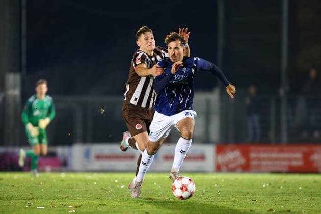 27 Oleg Skakun (FC St. Pauli U23), 21 Nick Otto (VfB Oldenburg) Fußball I Herren I Regionalliga Nord I Saison 2025-2026 I 21. Spieltag I FC St. Pauli U23 - VfB Oldenburg I 02.12.2025 I Edmund-Plambeck-Stadion
