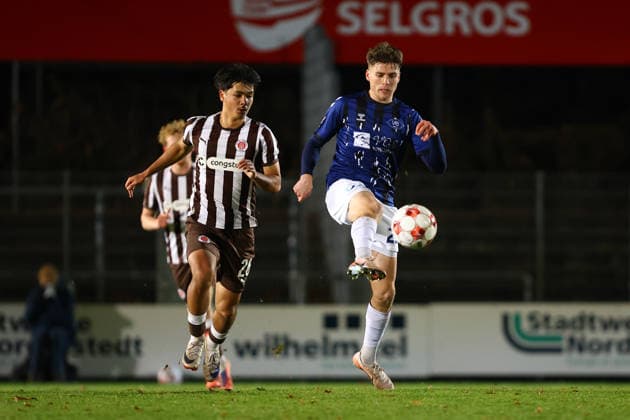 28 Nick Schmidt (FC St. Pauli U23), 23 Willem Hoffrogge (VfB Oldenburg) Fußball I Herren I Regionalliga Nord I Saison 2025-2026 I 21. Spieltag I FC St. Pauli U23 - VfB Oldenburg I 02.12.2025 I Edmund-Plambeck-Stadion